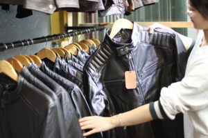 Lựa chọn mua áo da thật hay áo da công nghiệp